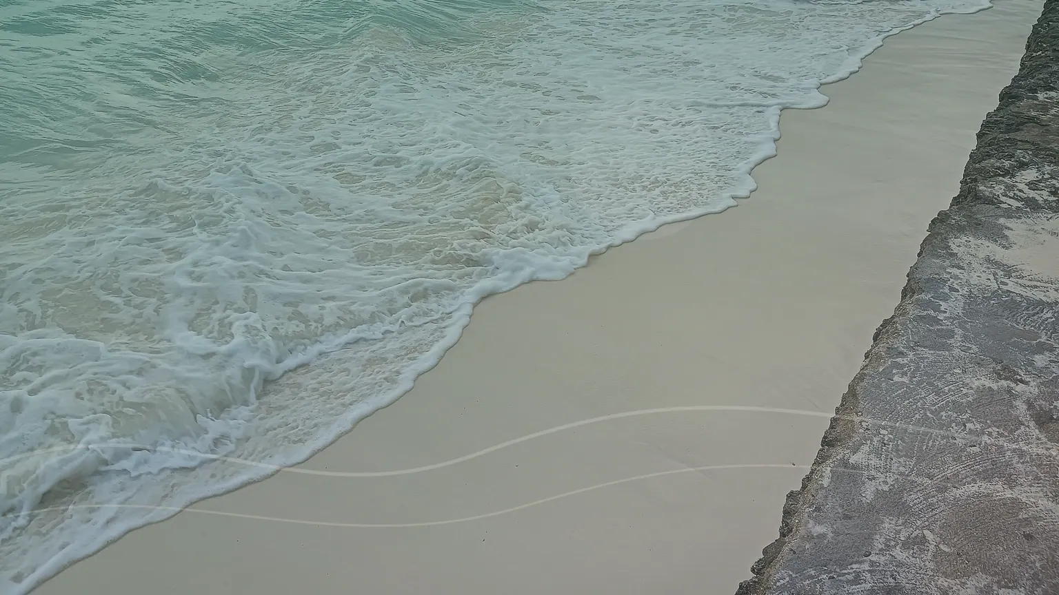 Costa tranquila de Zanzibar usada como imagem editorial de zonas calmas