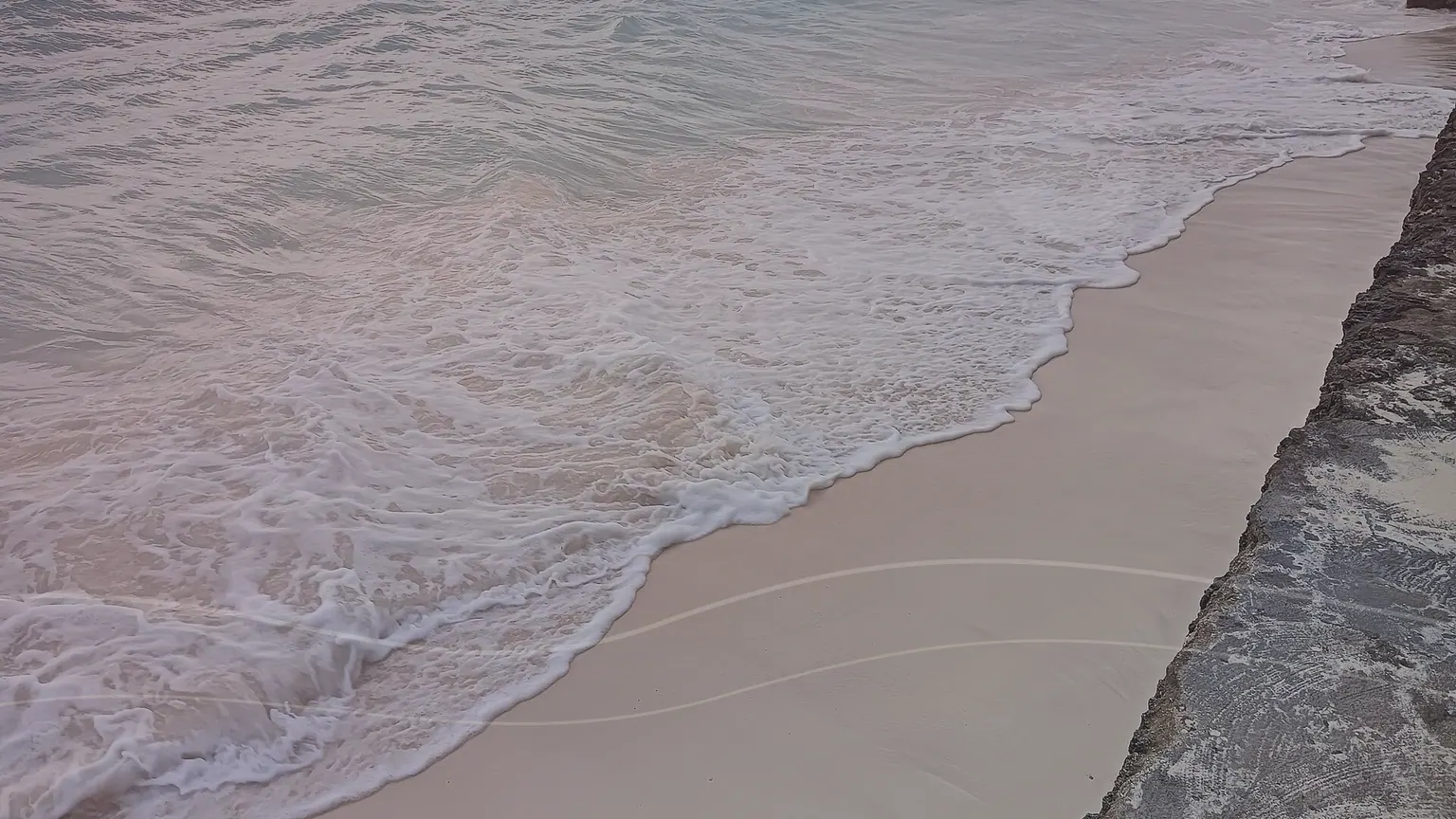 Praia de Zanzibar ao pôr do sol usada como imagem editorial de lua de mel