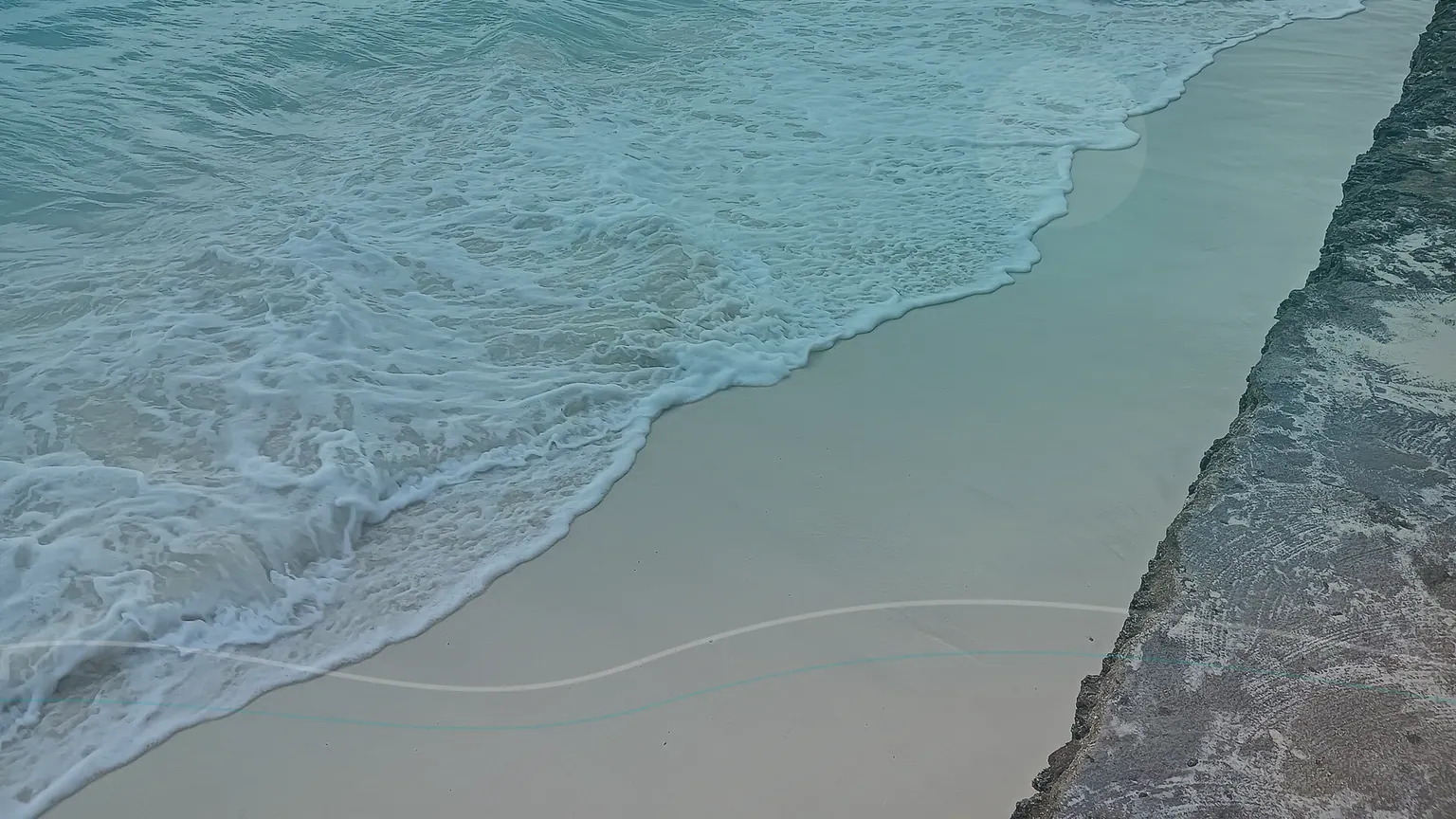 Praia de Zanzibar com maré baixa e oceano ao fundo