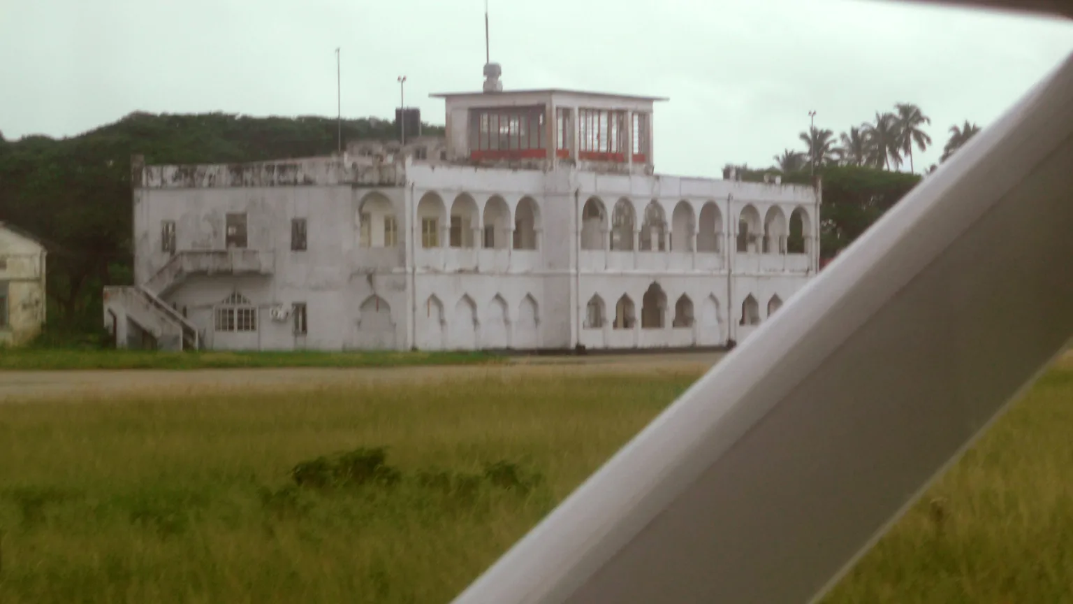 Terminal antigo do aeroporto de Zanzibar visto a partir da pista