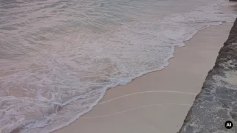 Praia de Zanzibar ao pôr do sol usada como imagem editorial de lua de mel