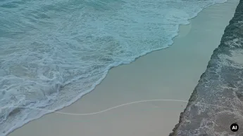 Praia de Zanzibar com maré baixa e oceano ao fundo