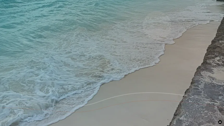 Costa sudeste de Zanzibar com mar e areia clara