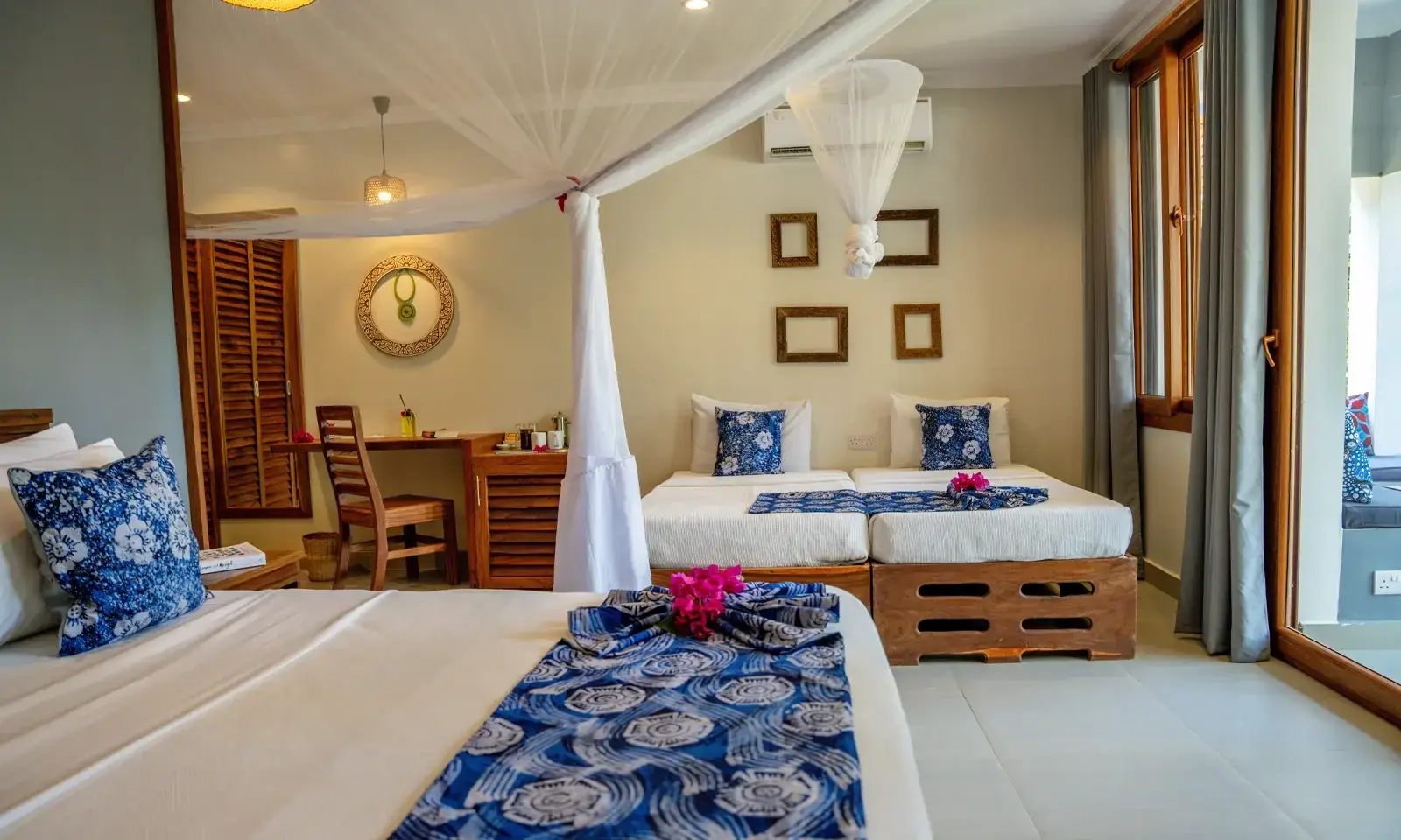 Quarto com camas individuais e mosquiteiros no Michamvi Sunset Bay