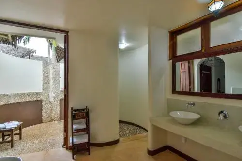 Casa de banho apresentada na galeria do Kena Beach Hotel