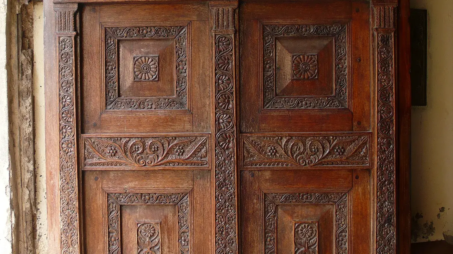 Porta de madeira talhada em Stone Town, Zanzibar
