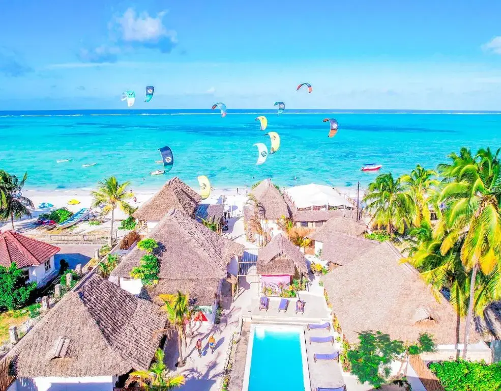Vista aérea da piscina e da praia junto ao Ananda Beach Hotel, em Paje