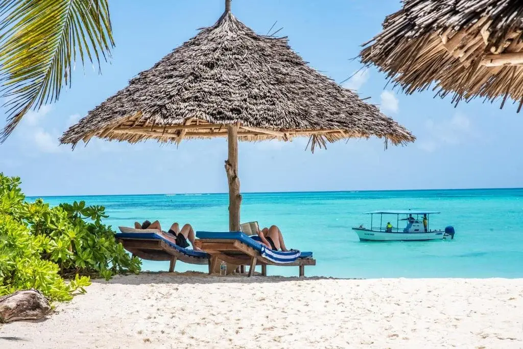 Zona de praia junto ao Pongwe Beach Hotel, em Pongwe