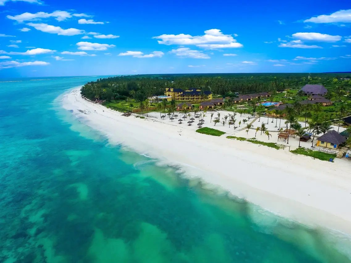 Vista aérea dos bungalows do The Sands Beach Resort Zanzibar junto à praia de Dongwe