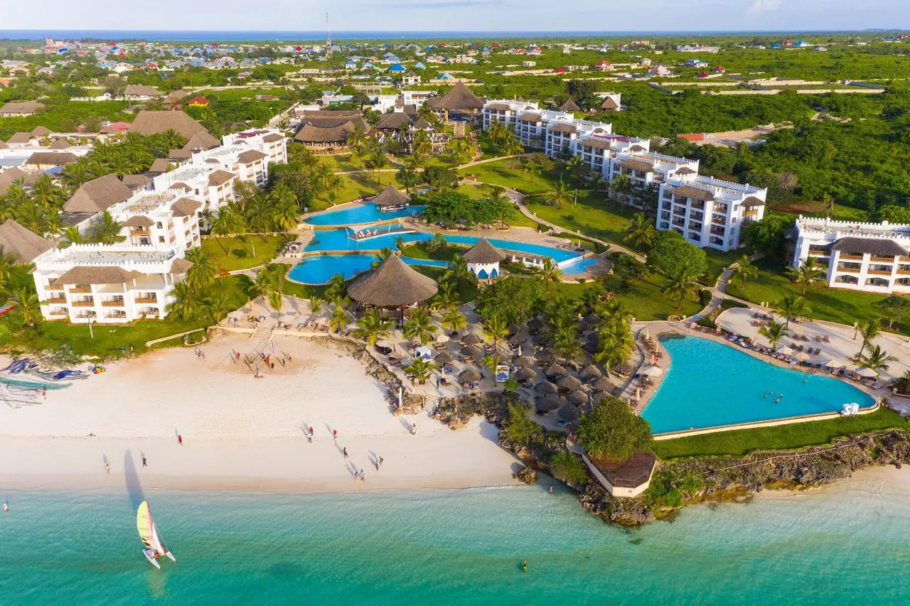 Vista aérea da praia e das piscinas do Royal Zanzibar Beach Resort, voltada para o interior