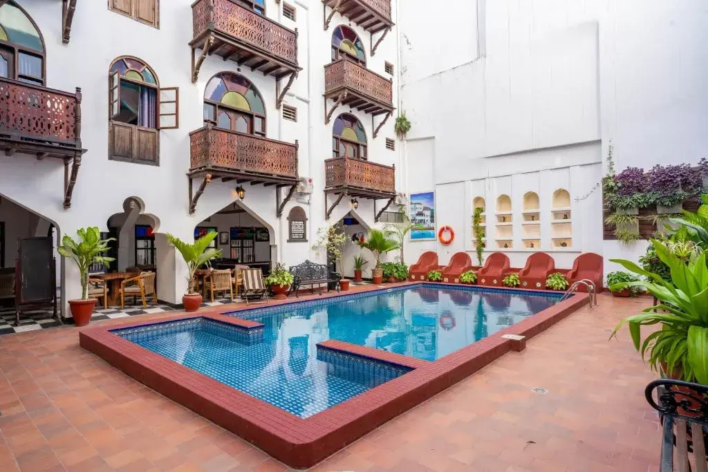 Piscina no pátio interior do Dhow Palace Hotel, em Stone Town