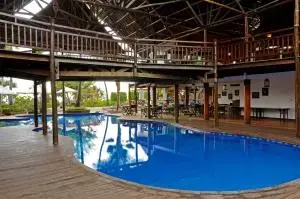 Piscina do Kena Beach Hotel com uma ponte sobre a água
