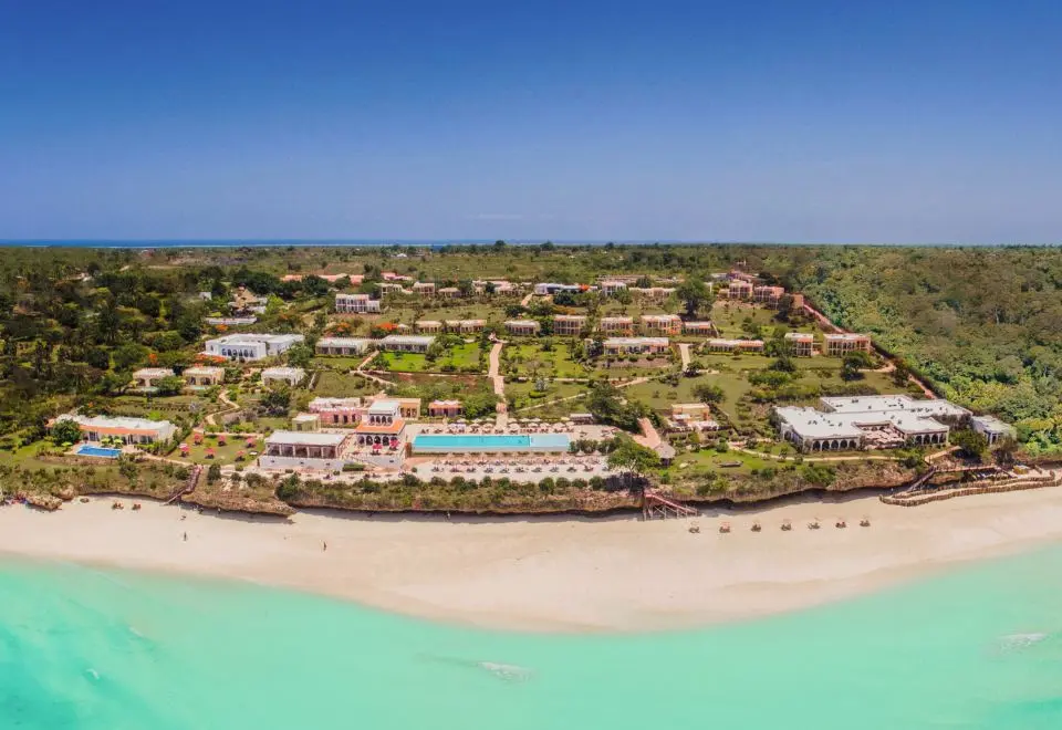 Vista aérea do Hotel Riu Palace Zanzibar com piscinas e jardins em terraços junto ao mar