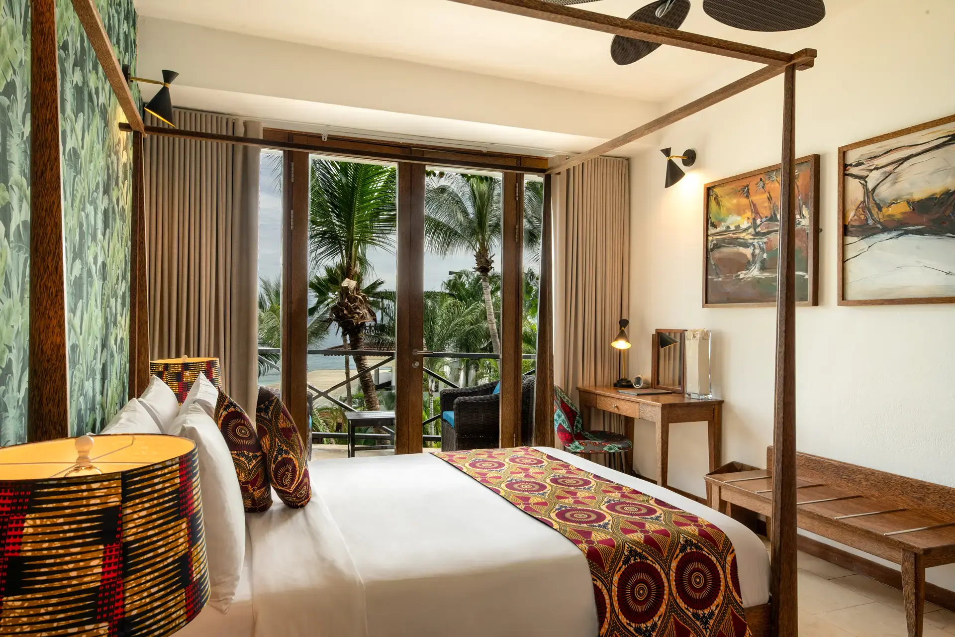 Quarto do The Z Hotel com cama de dossel e varanda voltada para o mar