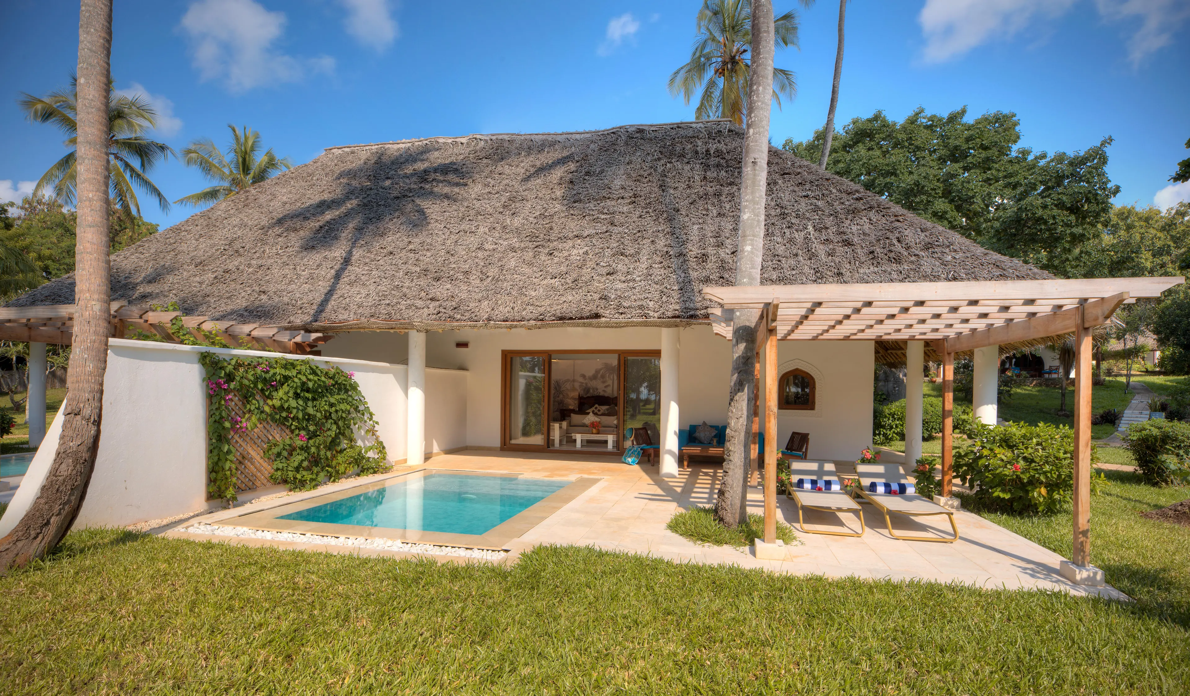 Exterior de uma suite do Bluebay Beach Resort & Spa com terraço e piscina privativa