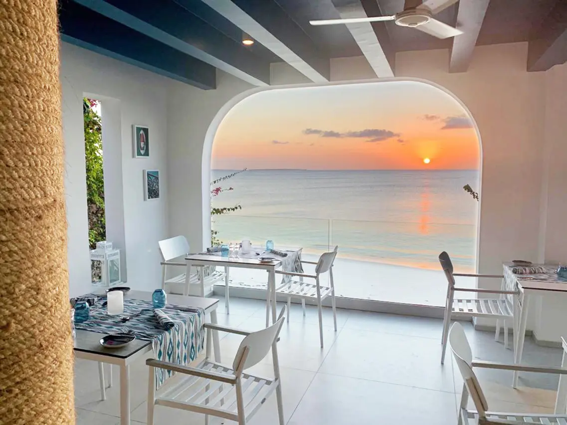 Restaurante do Hotel Riu Palace Zanzibar com arco aberto para o mar ao pôr do sol