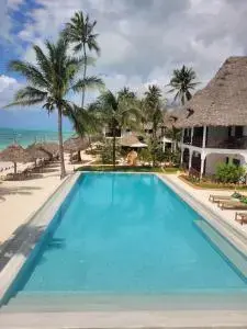 Piscina exterior do Blue Oyster Hotel