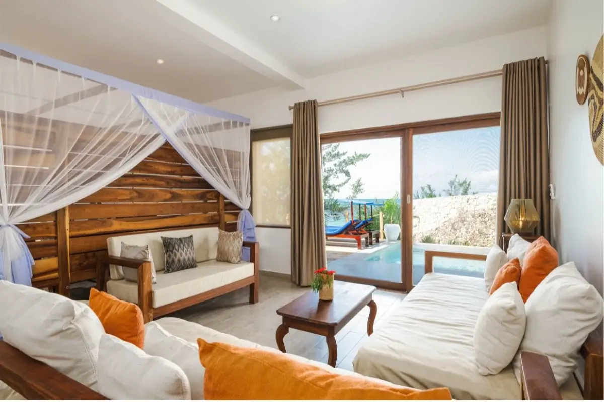 Interior e piscina privativa da categoria Cliff Ocean Superior Suite no Pongwe Beach Hotel