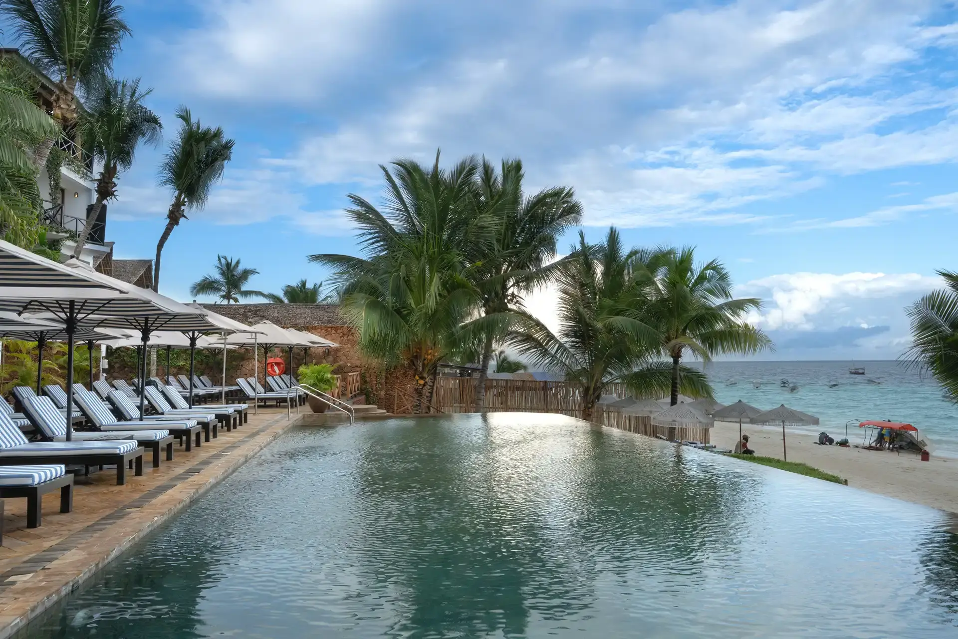 Piscina de borda infinita do The Z Hotel junto à praia de Nungwi