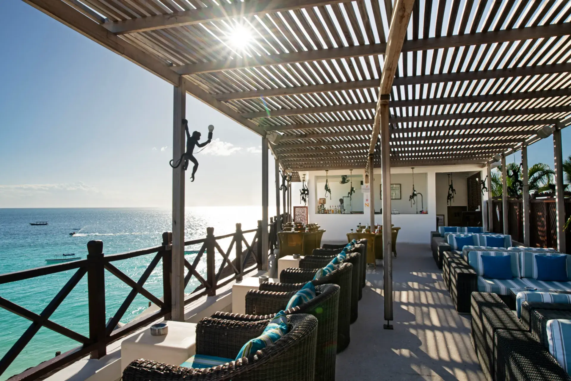 Bar do The Z Hotel com sofás e esplanada voltada para o oceano