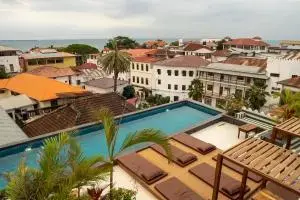 Piscina no terraço da cobertura mostrada na galeria do Dhow Palace Hotel