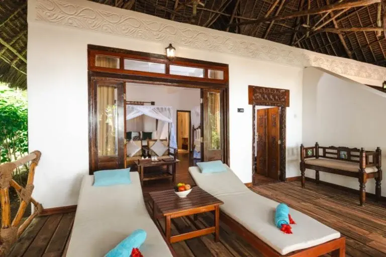 Terraço de um Beachfront Room no Pongwe Beach Hotel