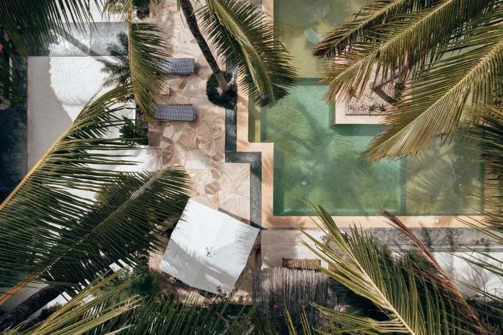 Vista aérea da piscina comum e dos edifícios do Sahari Zanzibar, em Bwejuu